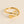 Gouden ring met hart- en C-vormige uiteinden, minimalistisch ontwerp, perfect als cadeau, modieuze sieraden voor dames, elegant accessoire.