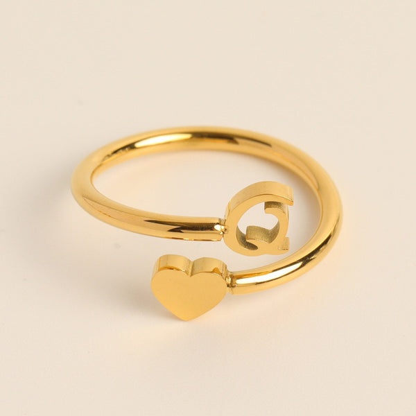 Gouden ring met hart- en C-vormige uiteinden, minimalistisch ontwerp, perfect als cadeau, modieuze sieraden voor dames, elegant accessoire.