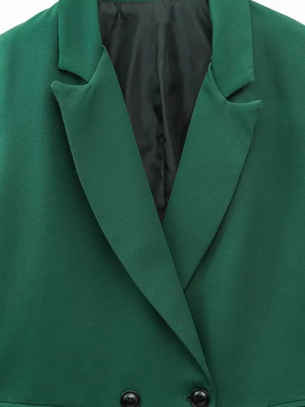Groene damesblazer met reverskraag en dubbele knopenrij, elegante zakelijke kleding, modieuze jas voor dames, hoogwaardige stof.