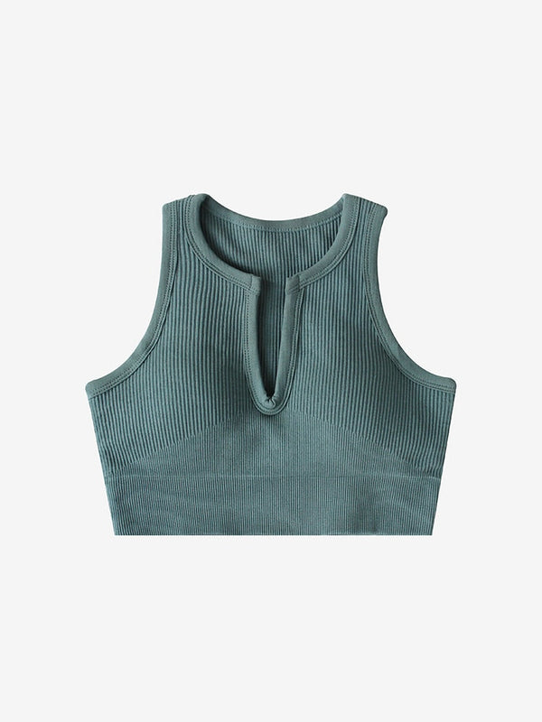 Groene ribgebreide crop top met ronde hals en uitsnede, mouwloos ontwerp, damesmode, casual zomeroutfit, trendy kledingstuk.