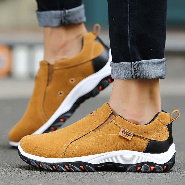 Casual bruine herenschoenen met witte zool en zwarte accenten, ideaal voor wandelen. Comfortabele, modieuze sneakers voor dagelijks gebruik.