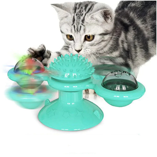 Grijze kat speelt met interactieve kattenspeelgoed spinner, mintgroen met LED-licht en borstel, ideaal voor kattenvermaak en stimulatie.