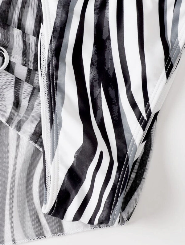 Zwart-wit gestreepte zebraprint bikini met mesh details, trendy badmode, dames zwemkleding, modieuze strandoutfit, zomercollectie.