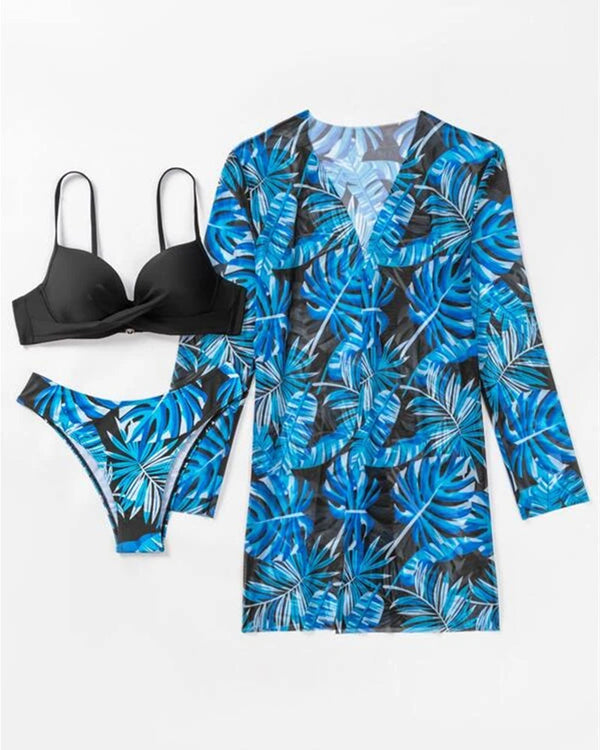 Zwarte bikini met blauwe tropische bladerenprint en bijpassende tuniek. Perfecte strandkleding voor dames, ideaal voor zomer en vakantie.