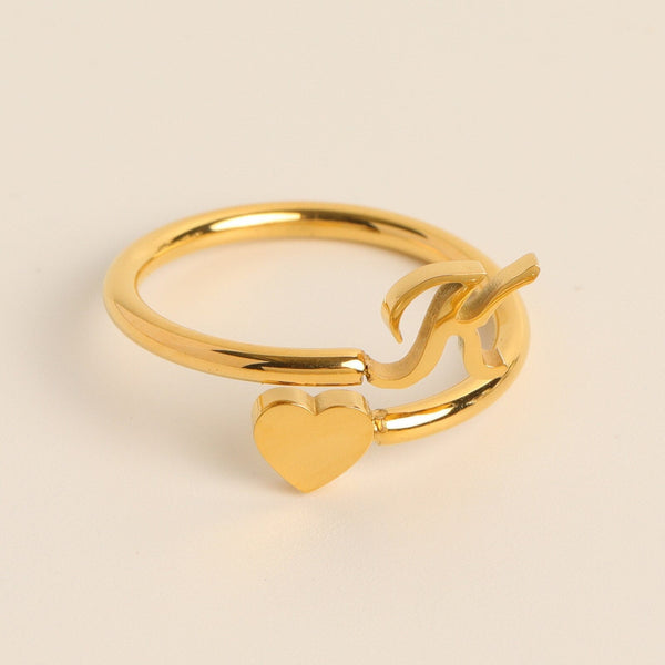 Gouden ring met hartvormig detail en sierlijke letter "K", elegant ontwerp, perfect als cadeau of accessoire, modieuze gouden sieraden.