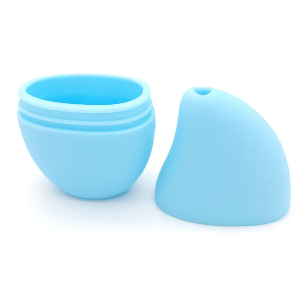 Blauwe siliconen eivormige container met afneembaar deksel, ideaal voor cosmeticaopslag. Herbruikbaar, duurzaam en BPA-vrij.