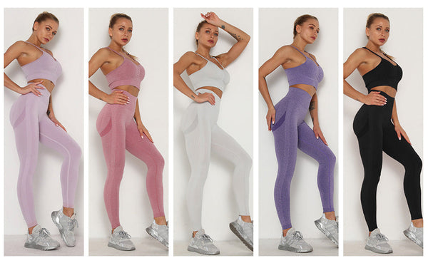 Vrouw in sportieve naadloze leggings en crop top set, verkrijgbaar in roze, paars, wit en zwart. Perfect voor fitness en yoga. Comfortabel en stijlvol.