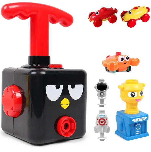Zwarte speelgoedauto-lanceerder met rode hendel en cartoongezicht, inclusief kleurrijke autootjes en accessoires. Educatief speelgoed voor kinderen.