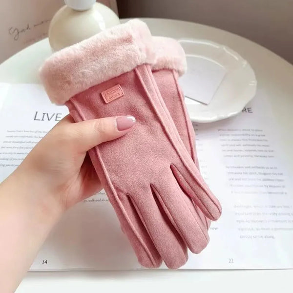Roze suède handschoenen met zachte voering, elegant design, perfect voor wintermode. Ideaal voor damesaccessoires en stijlvolle handbescherming.