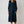 Donkerblauwe midi-jurk met lange mouwen en knoopsluiting, elegante damesmode, perfect voor formele gelegenheden, herfst- en wintercollectie.