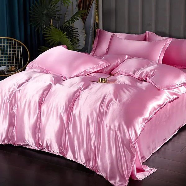Roze satijnen dekbedovertrek set met kussens op een bed, omgeven door planten en een gouden decoratief element, luxe slaapkamer inrichting.