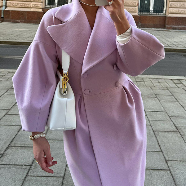 Vrouw in lila oversized jas met witte handtas, straatmode, herfstkleding, trendy damesmode, stijlvolle outfit, stedelijke achtergrond.