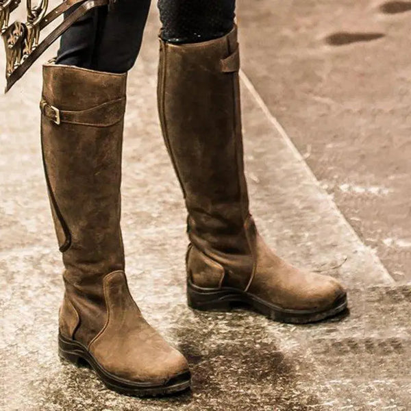 Bruine leren laarzen voor dames, kniehoge rijlaarzen met gespdetail, modieuze en duurzame schoenen voor herfst- en winterseizoenen.