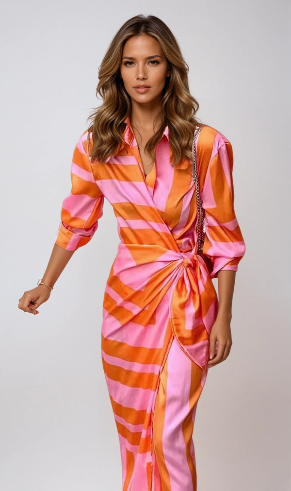 Vrouw in roze-oranje gestreepte jurk met knoopdetail, modieuze outfit, trendy dameskleding, elegante stijl, casual chique look.