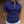 Donkerblauw poloshirt met ritssluiting, gedragen door een man. Modieuze herenkleding, casual stijl, korte mouwen, comfortabele pasvorm.