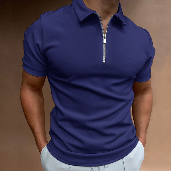 Donkerblauw poloshirt met ritssluiting, gedragen door een man. Modieuze herenkleding, casual stijl, korte mouwen, comfortabele pasvorm.