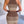 Vrouw in gebreide tweedelige set met bruine en beige strepen, mouwloze top en korte rok, modieuze dameskleding, trendy zomeroutfit.