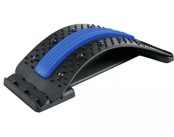 Zwarte rugstretcher met blauwe massagekussen, ergonomisch ontwerp, rugpijnverlichting, verstelbaar, thuisgebruik, fitnessaccessoire.