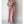Vrouw in roze gebreide maxi-jurk met kabelpatroon, lange mouwen en ceintuur, tegen een witte achtergrond. Elegante damesmode, herfstkleding.