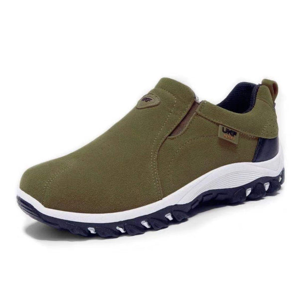 Olijfgroene outdoor wandelschoen voor heren, slip-on ontwerp, antislip zool, ademend materiaal, ideaal voor trekking en dagelijks gebruik.