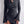 Zwarte ribgebreide jurk met lange mouwen, knoopsluiting en split. Elegante damesmode, trendy kleding, perfect voor avond- of casual gelegenheden.