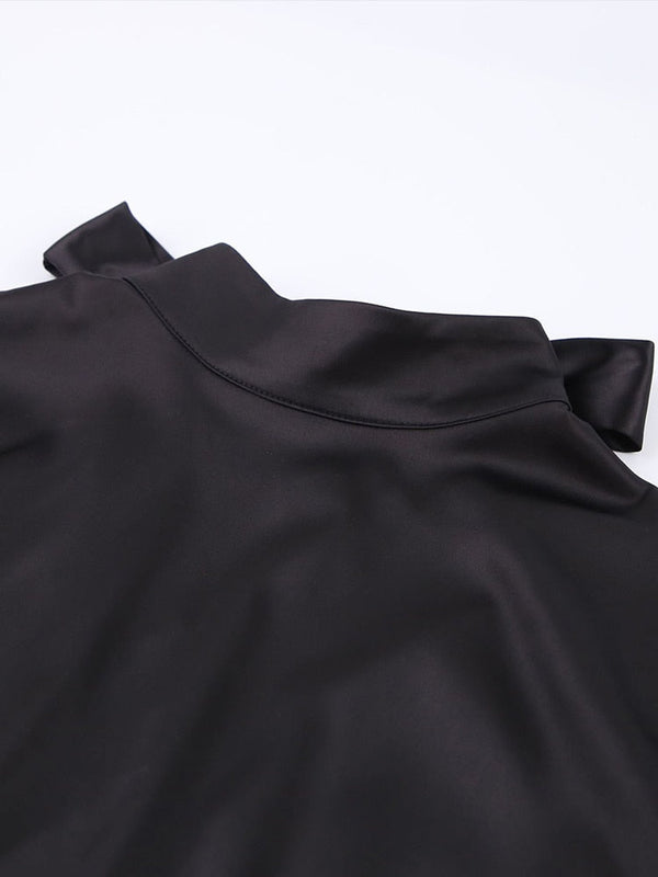Zwarte satijnen blouse met opstaande kraag, elegant en stijlvol, perfect voor formele gelegenheden. Luxe damesmode, modetrend 2023.