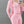 Vrouw in roze sportkleding, bestaande uit een tanktop, hoodie en legging, tegen een grijze achtergrond. Comfortabele en modieuze sportoutfit.