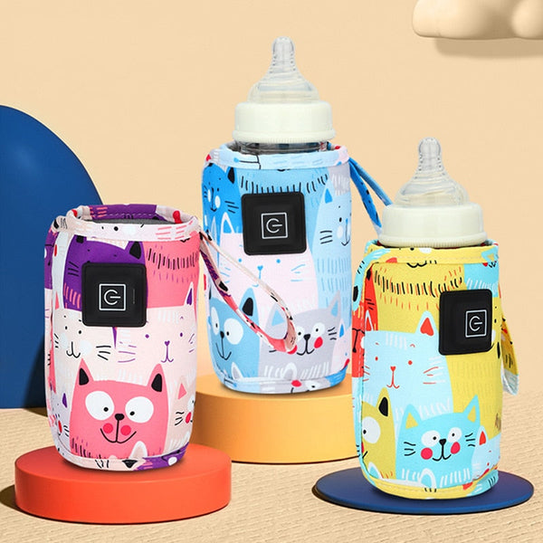 Drie kleurrijke babyfleswarmers met cartoon kattenprint, geïsoleerd en draagbaar, ideaal voor onderweg. Perfect voor ouders met baby's.