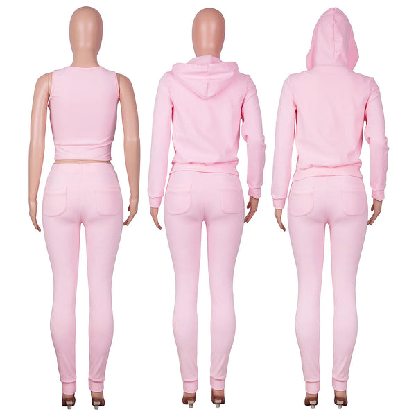 Roze dames trainingspak, bestaande uit een mouwloze top, hoodie en joggingbroek. Perfect voor casual en sportieve outfits. Comfortabel en stijlvol.