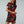 Vrouw in zwarte cheongsam jurk met rode drakenprint, korte mouwen en hoge hals. Elegante Aziatische mode, trendy dameskleding.