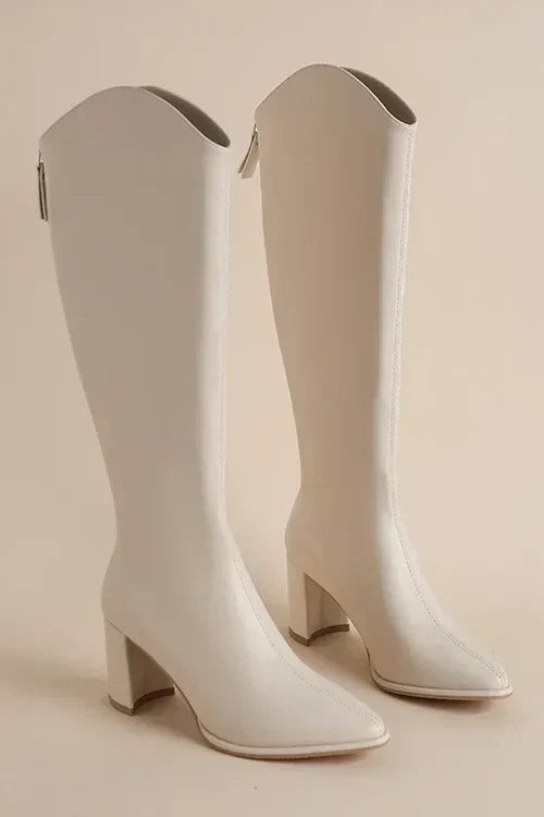 Witte leren knielaarzen met blokhak en puntige neus, stijlvolle damesmode, trendy schoenen voor herfst en winter, elegant design.