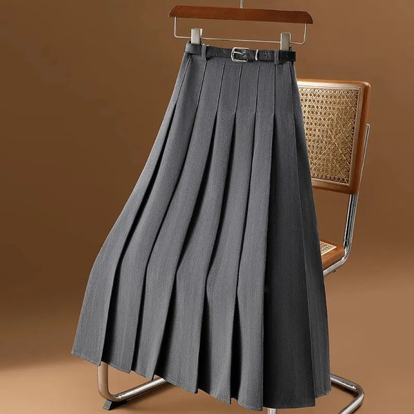 Grijze geplooide rok met riem, hangend op een stoel. Modieuze damesrok, elegant ontwerp, perfect voor casual en formele gelegenheden.