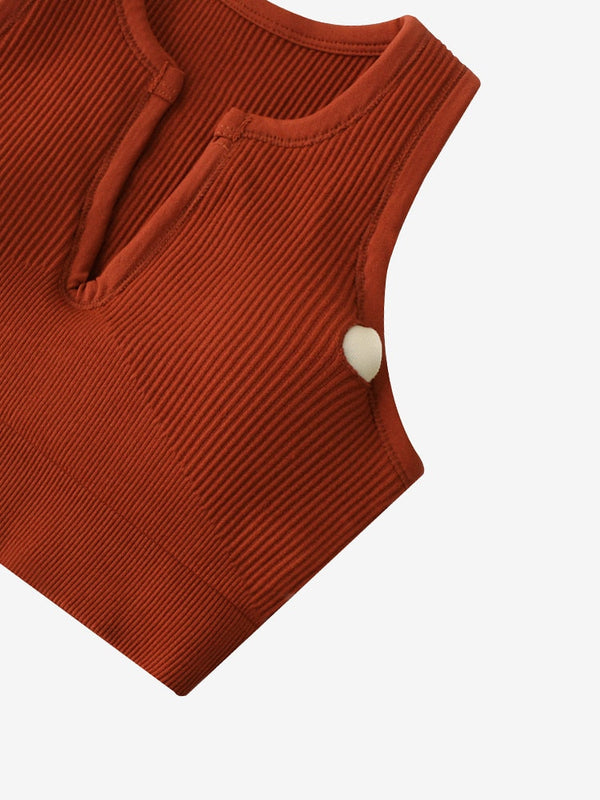 Oranje geribbelde tanktop met V-hals en uitsnede, dameskleding, modetrend, casual stijl, comfortabele pasvorm, zomermode, katoenmix.