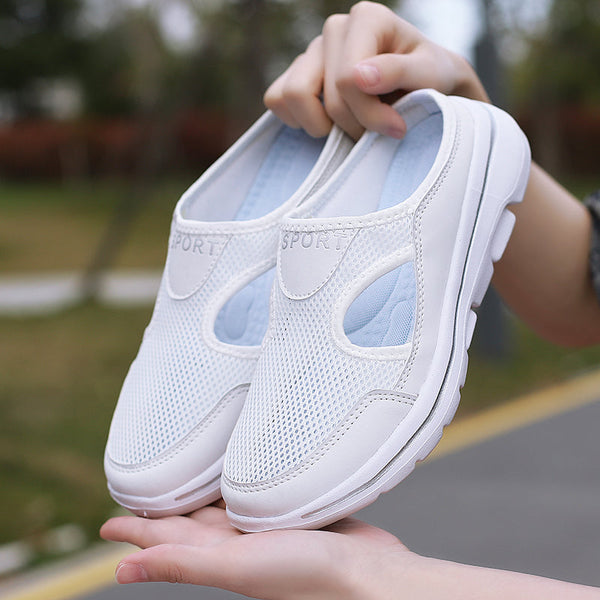 Witte ademende sportschoenen met mesh bovenwerk, comfortabele zool en slip-on design, ideaal voor wandelen en dagelijks gebruik.