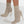 Beige soklaarzen met hoge hakken, naadloos ontwerp, modieuze damesmode, elegant en stijlvol, perfect voor herfst- en winteroutfits.
