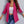 Vrouw in roze blazer, witte crop top en blauwe jeans. Modieuze dameskleding, casual chic stijl, trendy outfit voor dagelijks gebruik.