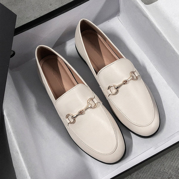 Witte leren loafers met gouden kettingdetail in een schoenendoos, stijlvolle damesmode, elegante schoenen voor dagelijks gebruik.