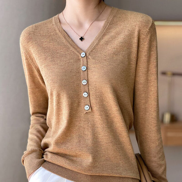 Vrouw draagt beige V-hals trui met knopen, stijlvolle casual damesmode, herfstkleding, comfortabele en elegante outfit voor dagelijks gebruik.