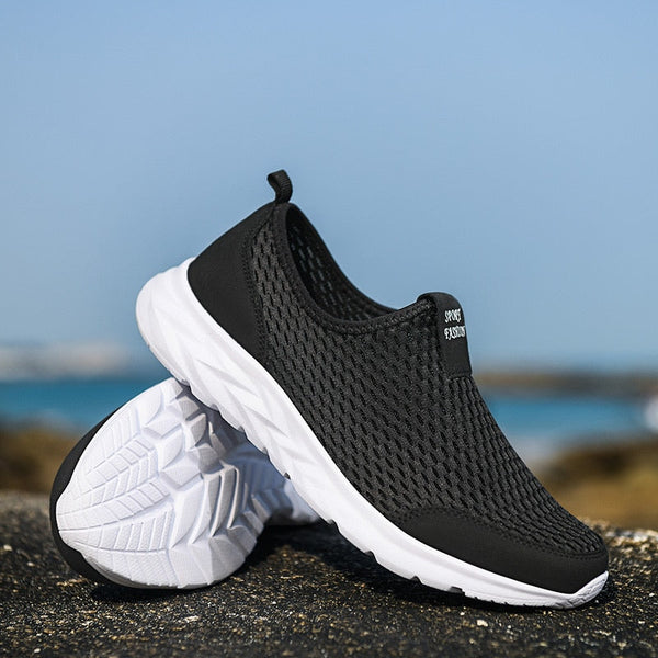 Zwarte ademende sneakers met witte zool, perfect voor hardlopen en casual gebruik. Lichtgewicht en comfortabel, ideaal voor sport en dagelijks gebruik.