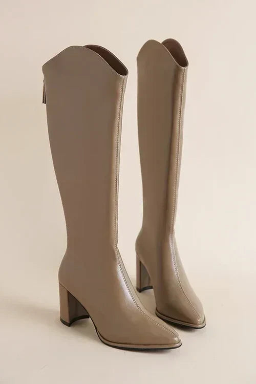 Hoge beige leren laarzen met blokhak, stijlvolle damesmode, kniehoge laarzen voor herfst en winter, elegant en trendy schoeisel.