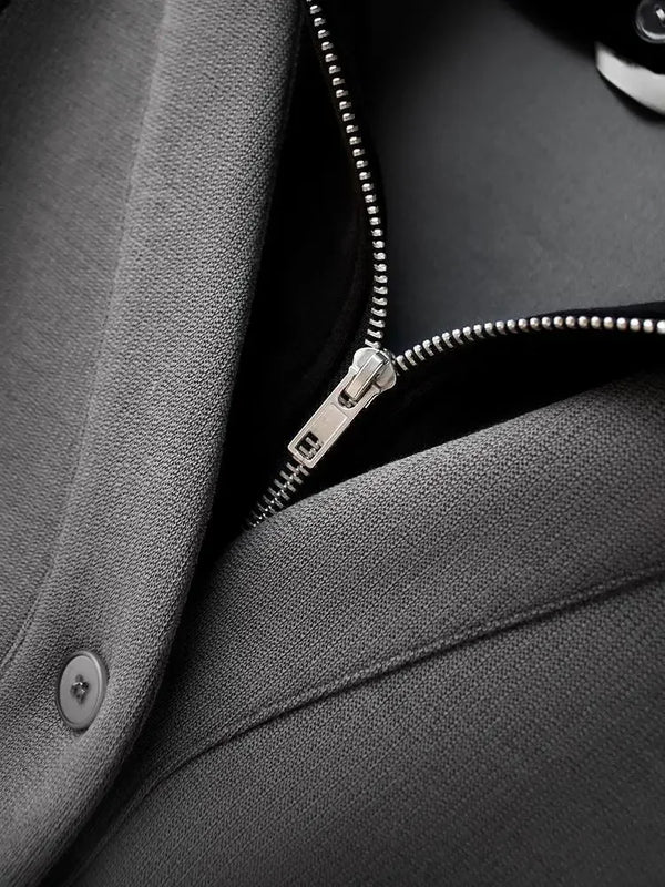 Grijze wollen jas met ritssluiting en knoopdetail, stijlvolle herenkleding, hoogwaardige stof, moderne zakelijke mode.