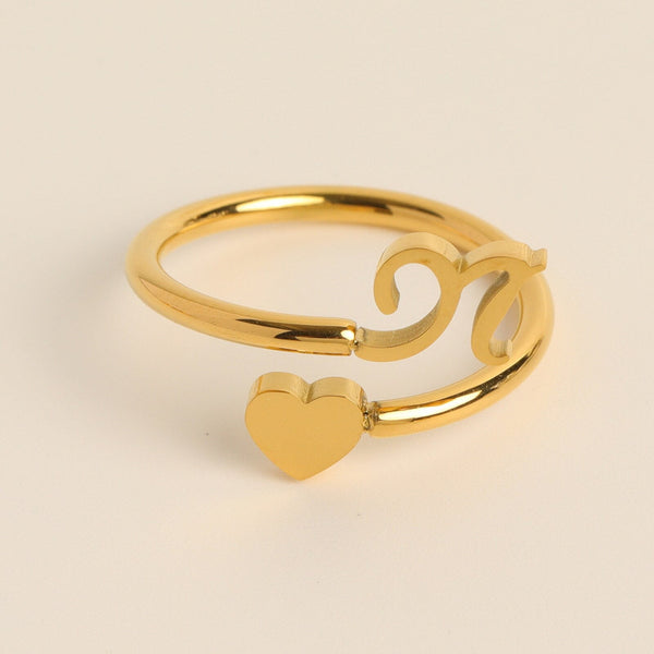 Gouden ring met hart en sierlijke letter "N", minimalistisch ontwerp, perfect als cadeau, elegante sieraden voor dames, modieuze accessoire.