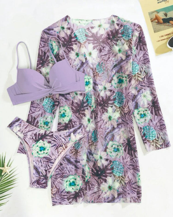 Paarse bikini set met bloemenprint en bijpassende strandjurk, tropisch ontwerp, dames badmode, zomeroutfit, strandkleding, trendy mode.