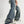 Wijd uitlopende jeans en witte sneakers, casual mode, streetwear stijl, mannelijke model poseert, trendy denim, comfortabele schoenen, urban outfit.