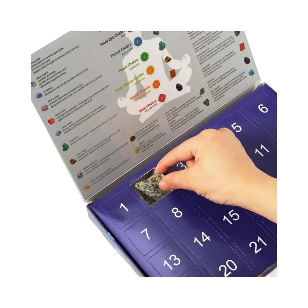 Hand opent adventskalender met edelstenen, paars ontwerp, 24 vakjes. Perfect voor kristalliefhebbers, spirituele geschenken, meditatie.