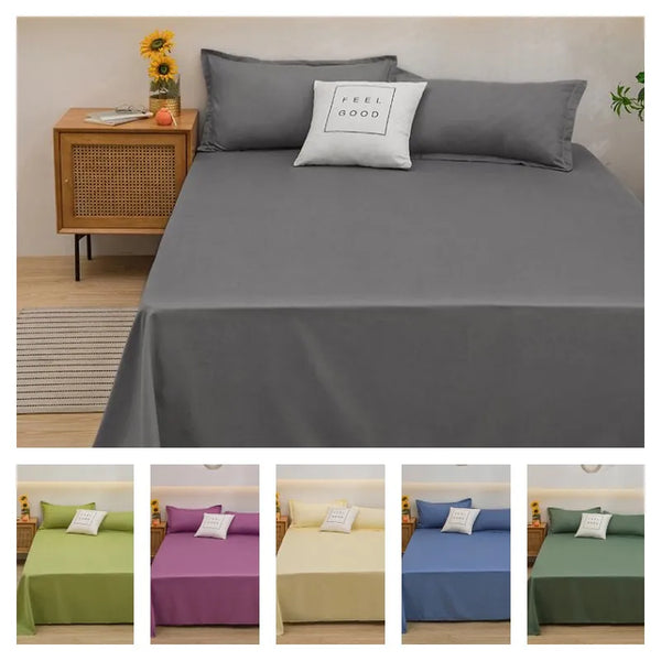 Grijze beddengoedset op een tweepersoonsbed met kussen, naast houten nachtkastje met zonnebloemen. Verkrijgbaar in meerdere kleuren.
