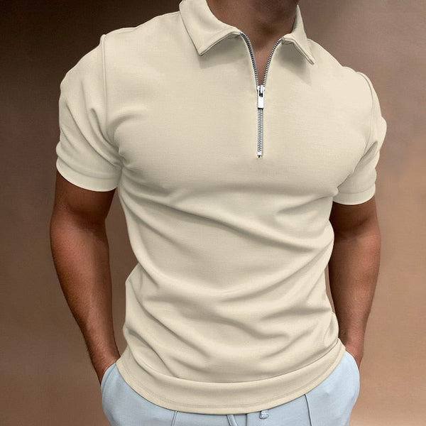 Beige poloshirt met ritssluiting, gedragen door man. Stijlvolle herenkleding, casual en modern design. Perfect voor zomerse mode en comfort.