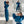 Vrouw in blauwe joggingpak, comfortabele loungewear, sportieve outfit, casual mode, trendy dameskleding, thuisoutfit, moderne stijl.