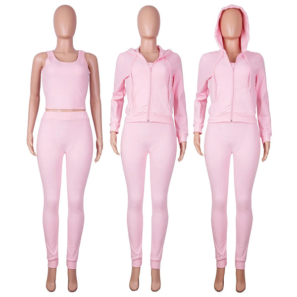 Drie roze dames sportoutfits op paspoppen, bestaande uit een tanktop, legging en hoodie. Perfect voor fitness en casual wear.