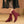 Bordeauxrode enkellaarsjes met hak, gebreid patroon, gedragen door model. Trendy damesmode, herfst/winter schoenen, stijlvolle outfit aanvulling.